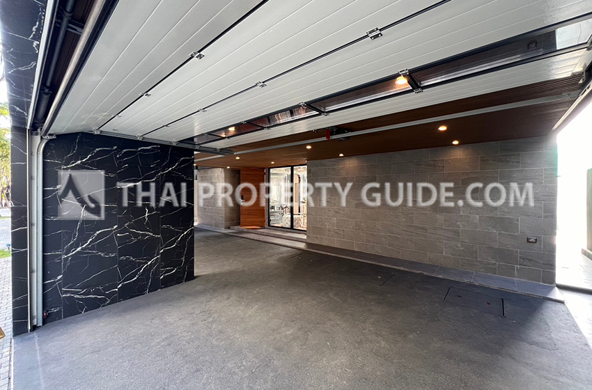 House with Private Pool in Srinakarin 